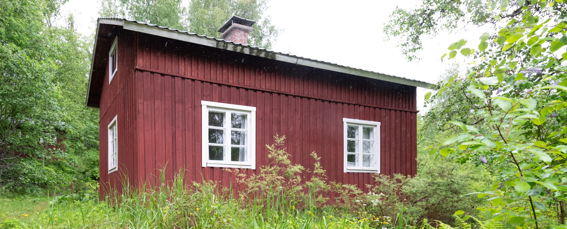Kuivanmaan mökki, käsinveistetystä täyshirrestä 35m². 50-luvulta, ulkokuori suojalaudoitettu ja punamullalla maalattu.